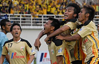 Para pemain Mitra Kukar menyambut gol perdana yang diciptakan Saktiawan Sinaga 