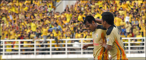 Saktiawan Sinaga (kiri) sukses mencetak gol kedua bagi Mitra Kukar lewat sundulan kepalanya