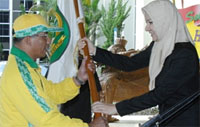 Bupati Rita Widyasari menyerahkan panji Kukar kepada ofisial tim POR SD Kukar