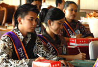 Para finalis Teruna Dara Kukar 2012 menyimak pembekalan dari narasumber