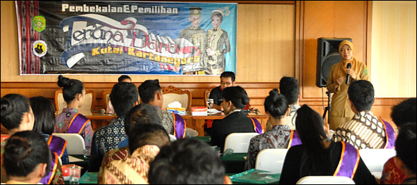 Kepala Disbudpar Kukar Sri Wahyuni saat memberikan pembekalan tentang Public Speaking di hadapan 20 finalis Teruna Dara Kukar 2012