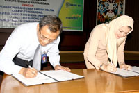 Bupati Kutai Kartanegara Rita Widyasari turut menandatangani perjanjian kerjasama pelayanan perbankan dengan Bendahara Umum Daerah Kukar