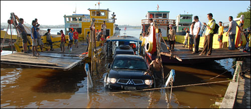 Diduga karena kelebihan kapasitas, sebuah ferry tradisional kembali tenggelam ketika hampir mencapai dermaga