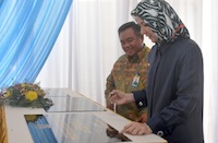 Bupati Rita Widyasari didampingi Dirut Bankaltim Zainuddin Fani menandatangani prasasti peresmian KCP Bankaltim di Sanga-Sanga dan Loa Duri