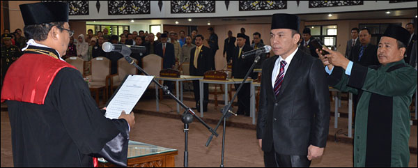 Ketua PN Tenggarong H Kartim Haeruddin saat mengambil sumpah H Salehudin sebagai Ketua DPRD Kukar
