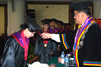 Rektor Unikarta Prof Dr Ir HM Aswin MM saat mewisuda para lulusan Unikarta