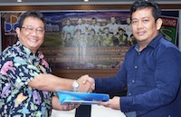 Direktur Umum Bankaltim Apriyansah bersama Manajer Tim Mitra Kukar Roni Fauzan