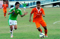 Arif Suyono mengejar bola yang digiring pemain tuan rumah
