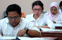 Mantan Anggota KPU Kukar sebelumnya, Misran dan Rinda Desianti, terlihat mengikuti tes tertulis di kampus Unikarta tadi pagi     