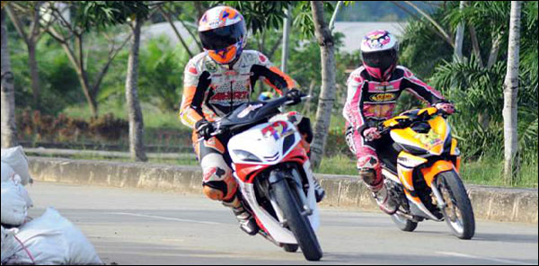 Para pembalap saat melakukan latihan di sirkuit non permanen GOR Aji Imbut, Tenggarong Seberang, Jum'at (21/03) sore