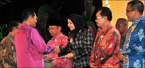 Menteri Dalam Negeri RI Gamawan Fauzi menyerahkan piagam penghargaan kepada Bupati Rita Widyasari atas prestasi Kinerja Sangat Tinggi dalam penyelenggaran pemerintahan daerah