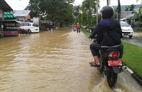 Banjir merendam Jalan Pesut dan sekitarnya setelah hujan deras mengguyur Tenggarong selama kurang lebih 6 jam