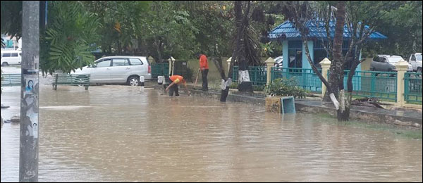 Suasana Jalan Belida yang terendam banjir setelah hujan deras mengguyur Tenggarong sepanjang Rabu (28/05) pagi