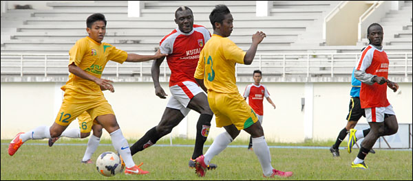 Dua pemaian Mitra Kukar U-21 Ali Surahman dan Samsudin berupaya mematikan pergerakan Herman Dzumafo (tengah) dalam laga uji coba di Stadion Aji Imbut, Kamis (06/03) sore