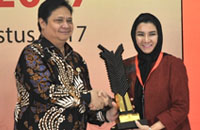 Bupati Rita Widyasari saat menerima penghargaan Upakarti Jasa Pengabdian yang diserahkan Menteri Perindustrian Airlangga Hartarto
