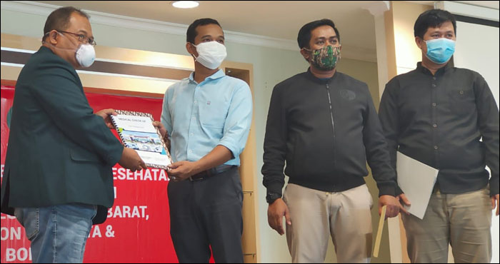 Ketua IDI Kukar dr Radjiman (kiri) saat menyerahkan hasil pemeriksaan kesehatan bapaslon Edi-Rendi kepada Komisioner KPU Kukar, Purnomo