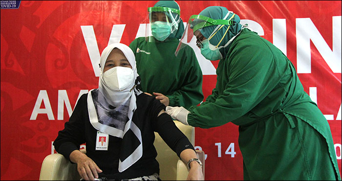 Kepala Dinas Kesehatan Kukar dr Martina Yulianti saat menerima vaksin dosis kedua di RSUD AM Parikesit, Tenggarong, Kamis (28/01) siang 