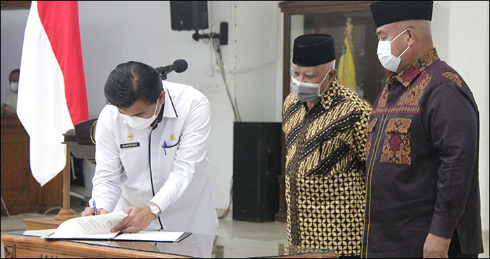 Plh Bupati Kukar Sunggono menandatangani berita acara sertijab disaksikan pejabat lama Edi Damansyah dan Chairil Anwar di Tenggarong, Rabu (17/02) siang