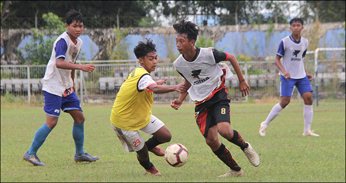 Para pemain muda se-Kaltim saat menjalani seleksi provinsi pemain timnas U-19 di Stadion Rondong Demang