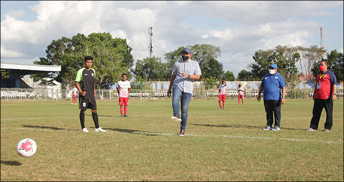 Ketua KONI Kukar Rahman melakukan penendangan bola perdana gelaran Selekda U-20 Askab PSSI Kukar di Stadion Rondong Demang, Tenggarong, Jum'at (28/05) sore