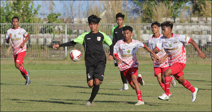 Para pemain Loa Kulu menempel M Taufany Muslihuddin yang mencetak dua gol dari 8 gol kemenangan Tenggarong atas Loa Kulu