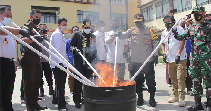 Sultan Kutai HAM Arifin bersama Kapolres Kukar dan unsur Forkopimda Kukar ikut memusnahkan barang bukti 1 kg ganja dengan cara dibakar