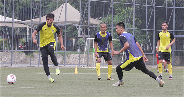Pemain Mitra Kukar saat melakukan latihan perdana di Jakarta sebagai persiapan menghadapi kompetisi Liga 2 2021 