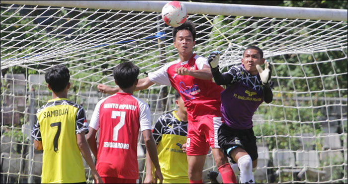Pemain Tenggarong M Irgi Permana berupaya menyambut bola di lini pertahanan Samboja pada laga pembuka Grup A Babak 6 Besar Selekda U-20 PSSI Kukar di Stadion Rondong Demang, Tenggarong, Sabtu (19/06) siang