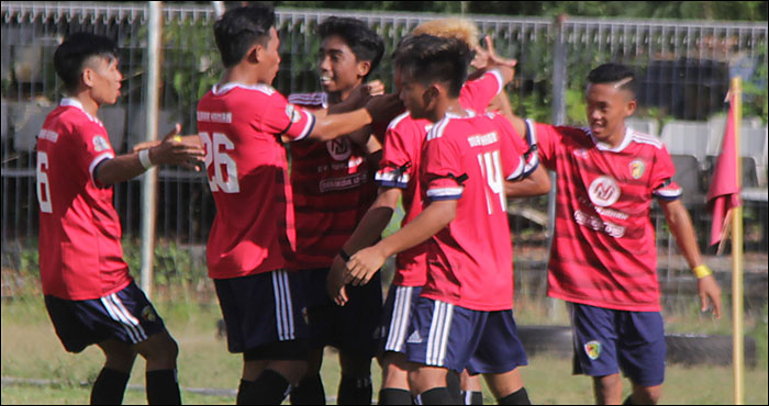 Tim Kecamatan Muara Kaman untuk sementara memimpin Grup B Babak 6 Besar Selekda U-20 Askab PSSI Kukar setelah menang adu penalti atas Kembang Janggut