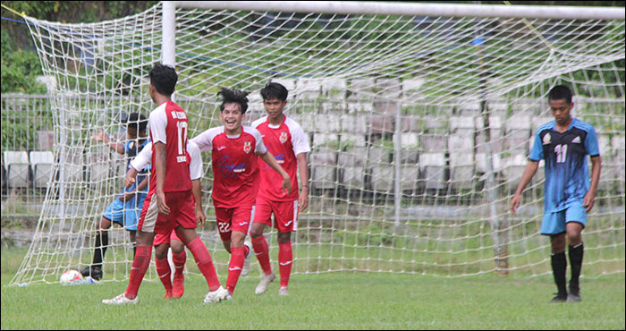 Para pemain Tenggarong merayakan gol yang dicetak Agil Agustino ke gawang Kembang Janggut pada menit 52' 
