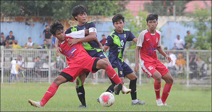 Suasana laga final Selekda U-20 PSSI Kukar antara tim Kecamatan Tenggarong (merah) dan Muara Kaman (hijau-hitam) yang berakhir imbang 0-0