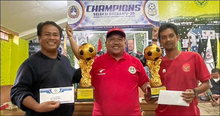 Ketua Askab PSSI Kukar H Ardinansyah (tengah) saat menyerahkan trofi juara bersama kepada perwakilan tim Kecamatan Tenggarong dan Muara Kaman