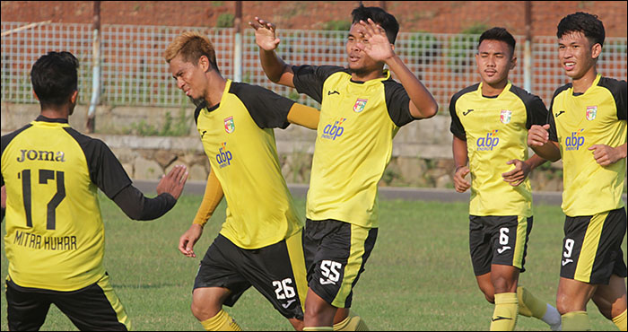 Pemain bertahan Mitra Kukar M Rifqi (tengah) ikut menyumbang satu gol ke gawang Persikota
