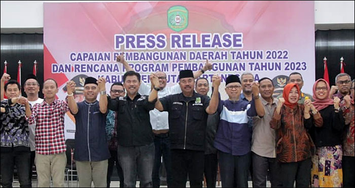 Bupati Kukar Edi Damansyah didampingi Sekkab Sunggono dan jajaran pimpinan OPD foto bersama usai kegiatan Press Release di Tenggarong, Sabtu (31/12/2022) malam