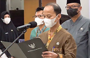 Asisten II Setkab Kukar Wiyono mewakili pejabat yang dilantik saat membacakan pakta integritas