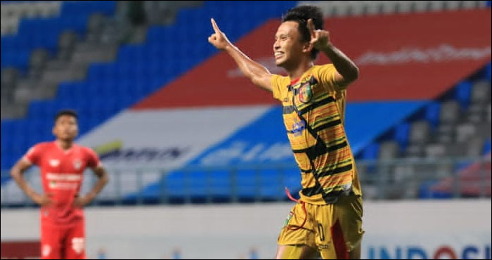 Ekspresi Sugiyanto Baitul Rohman usai mencetak gol ke gawang Kalteng Putra