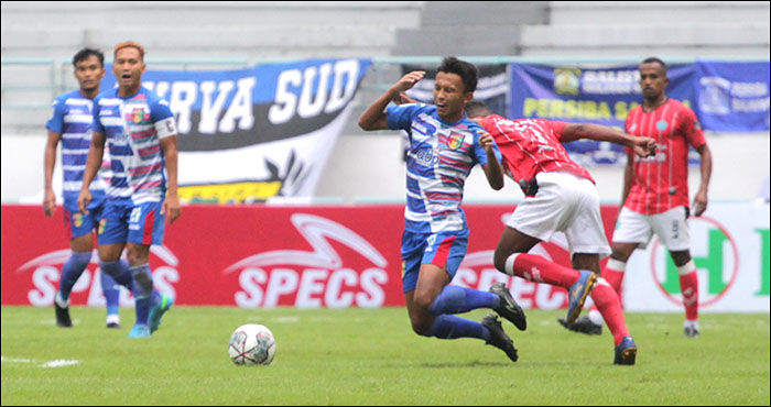 Gelandang sayap Mitra Kukar Sugiyanto Baitul Rohman saat dilanggar pemain PSBS. Sugiyanto mencetak 1 gol untuk Mitra Kukar saat tumbang 2-1 dari PSBS 