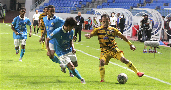 Striker Mitra Kukar Airlangga Sutjipto menggiring bola ke lini pertahanan Sulut United