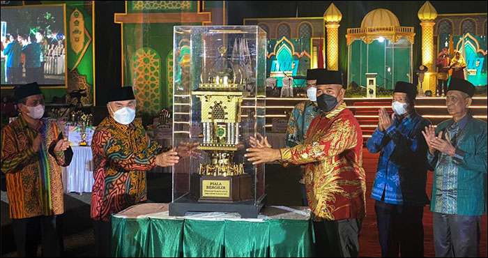 Gubernur Kaltim H Isran Noor menyerahkan piala bergilir Juara Umum MTQ Kaltim ke-43 tahun 2022 kepada Bupati Kukar Edi Damansyah