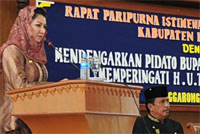 Bupati Rita Widyasari saat menyampaikan pidatonya dalam rangka peringatan HUT kota Tenggarong ke-230