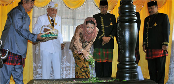 Didampingi Sultan HAM Salehoeddin II, Bupati Rita Widyasari melakukan tabur bunga di pusara pendiri kota Tenggarong, Aji Imbut