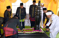 Sultan Kutai HAM Salehoeddin II (kanan) bersama para pejabat meletakkan Bunga Lompo di makam Aji Imbut