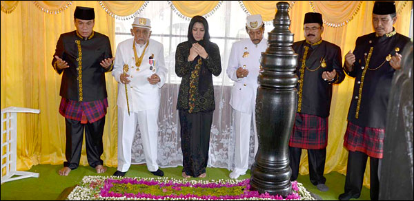 Bupati Rita Widyasari bersama Sultan Kutai HAM Salehoeddin II dan pejabat lainnya bedoa di makam pendiri Tenggarong, Sultan AM Muslihuddin atau Aji Imbut