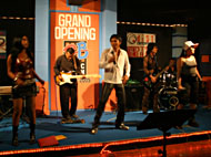 Aksi perdana The Dist Band di 2B Music Room Hotel Singgasana Tangga Arung