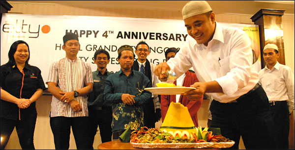 Pemotongan tumpeng oleh GM Hotel Grand Elty Singgasana & Elty Suites Lesong Batu, Haryanto, pada acara syukuran HUT ke-4 hotel tersebut, Senin (02/06) kemarin