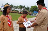 Wabup HM Ghufron Yusuf menyerahkan hadiah kepada perwakilan regu SMP IT Nurul Ilmi Tenggarong sebagai Juara I Lomba Gerak Jalan tingkat Penggalang