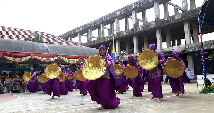 Pertunjukan tari kolosal Spirit of Tradition turut menyemarakkan pembukaan kegiatan perayaan HUT SMAN 1 Tenggarong ke-54
