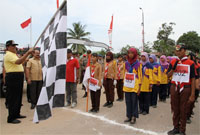 Wabup Kukar HM Ghufron Yusuf saat melepas peserta Napak Tilas di depan Monumen Merah Putih, Kelurahan Sanga-Sanga Muara, Minggu (26/01) kemarin