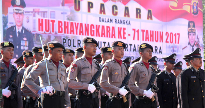 Anggota Polres Kukar dari seluruh satuan dengan khidmat mengikuti upacara peringatan Hari Bhayangkara ke-71 di Tenggarong