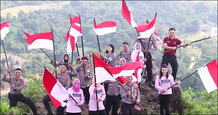 Tim Ekspedisi Merah Putih Polres Kukar mengibarkan bendera Merah Putih di Puncak Bukit Biru